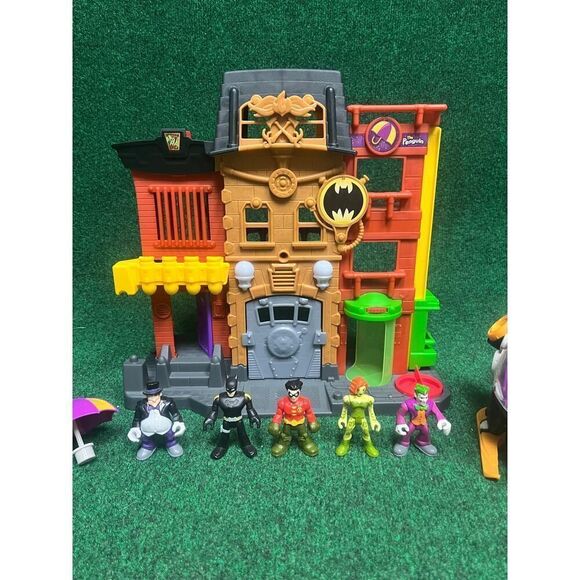 Imaginext DC Super Friends-Gotham City Crime Alley-The Penguin Playset 2013 - Picture 1 of 10